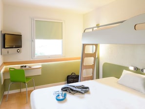 Dreibettzimmer, 1 Doppelbett | Schreibtisch, laptopgeeigneter Arbeitsplatz, schallisolierte Zimmer