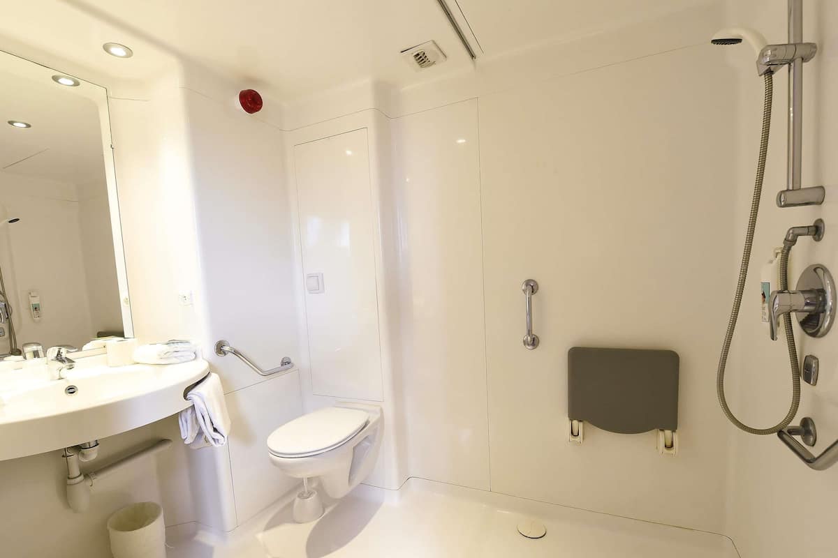 Standard Room, 1 Double Bed, Accessible | Desk, laptop workspace, soundproofing, free cribs/infant beds
