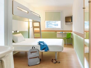 Schreibtisch, laptopgeeigneter Arbeitsplatz, schallisolierte Zimmer