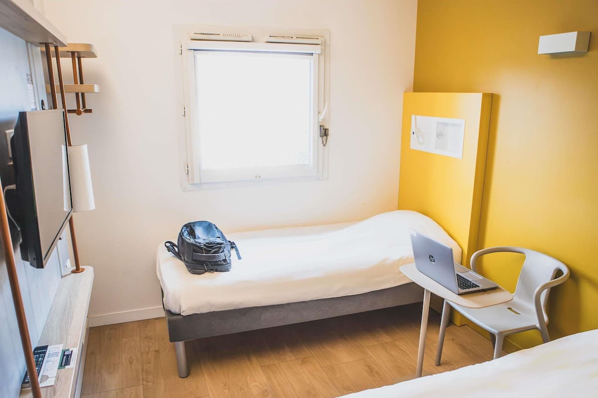 Chambre avec lits jumeaux, 2 lits une place | Bureau, espace de travail pour ordinateur portable