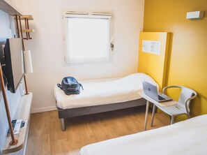 Twin Room, 2 Twin Beds | Desk, laptop workspace, soundproofing, free cribs/infant beds