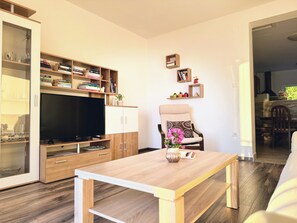 Panorama appartement, 3 slaapkamers, uitzicht op zee | Woonruimte | Een flatscreentelevisie