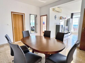Appartement, 2 slaapkamers, uitzicht op zee | Dineerruimte