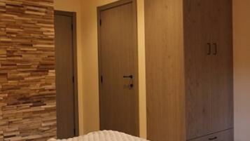 Un dormitorio con cama, armario de madera y una pared con diseño de paneles de madera.
