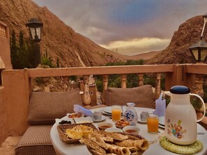 Desayuno de cocina local incluido todos los días