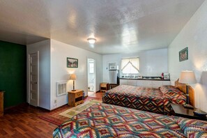 Deluxe Triple Room 9 | Free WiFi, bed sheets - Lake Shasta Lodge (Lakehead)