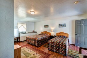 Deluxe Triple Room 9 | Free WiFi, bed sheets - Lake Shasta Lodge (Lakehead)