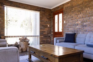 TV, fireplace, books - Leawarra stays in the farm - Fleurieu Peninsula (Pages Flat)