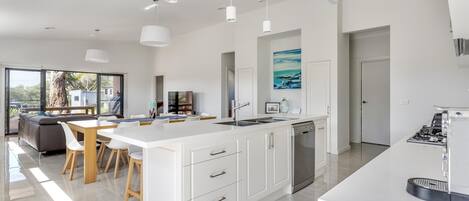 Coffee/tea maker, cookware/dishes/utensils