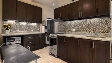 Geladeira, micro-ondas, fogão, cafeteira/chaleira