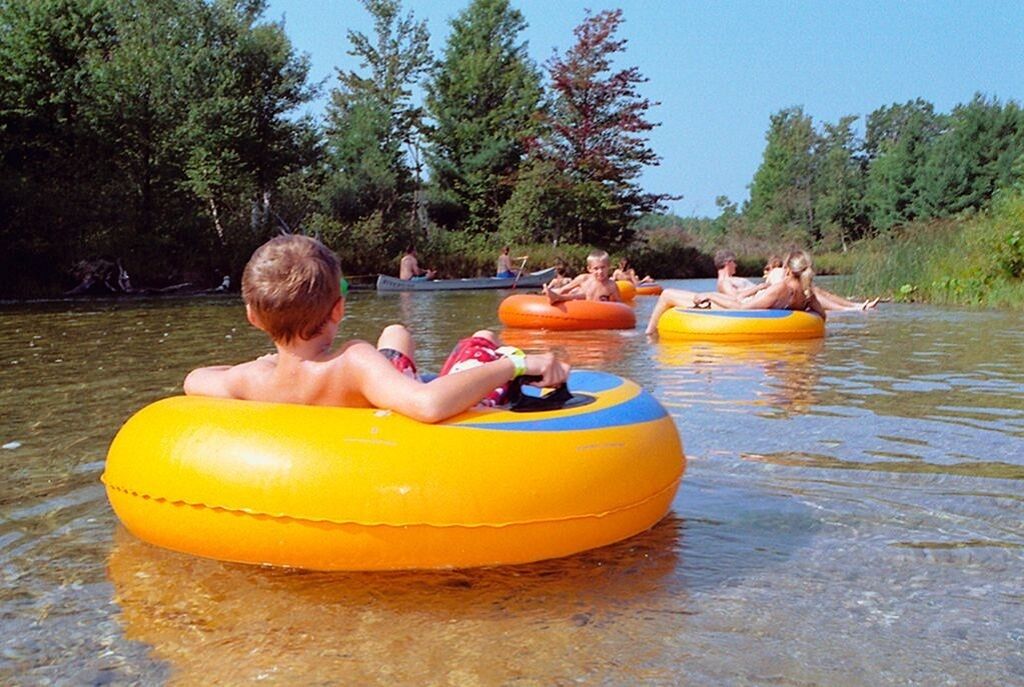 Mensen drijven op tubes in het water.