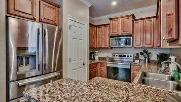 冷蔵庫、電子レンジ、オーブン、コンロ