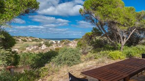 Outdoor dining - Socks 'n' Sandals - 34 Riverview Drive (CARRICKALINGA)