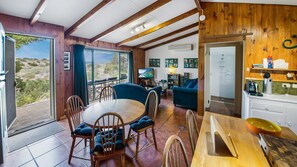 TV, DVD player - Socks 'n' Sandals - 34 Riverview Drive (CARRICKALINGA)