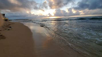 Chaises longues, serviettes de plage