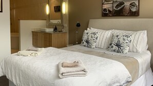 2 soverom, skrivebord, strykejern/-brett og reiseseng for barn