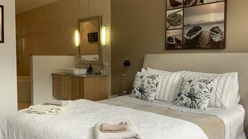 2 chambres, bureau, fer et planche à repasser, lit parapluie