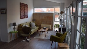 TV, DVD-spiller, bøker og stereoanlegg
