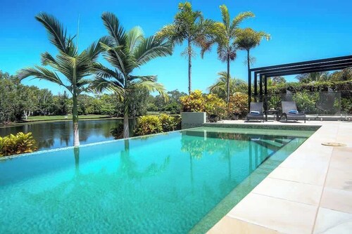 Tranquility by the Lake - Luxury Home Port Douglas