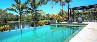 Tranquility by the Lake - Luxury Home Port Douglas