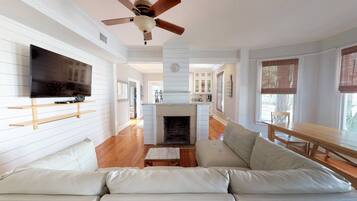 TV, caminetto, lettore DVD, libri