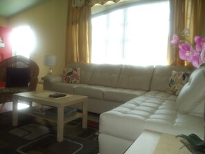 TV, DVD player, video library - Sunny South Venice Beach Home (Venice)