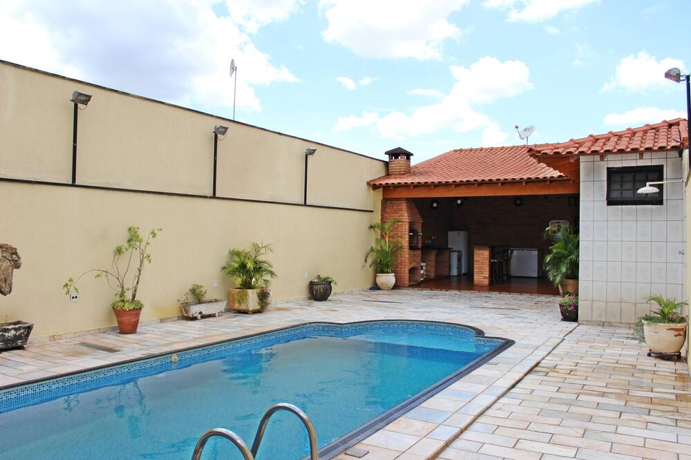 Come enjoy the best of Ribeirão, house with pool ideal for leisure and work.