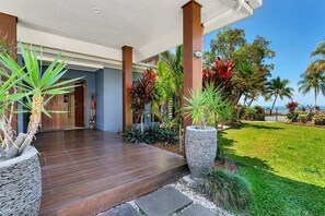 Property grounds - Absolute Luxury Beachfront Holiday House (Clifton Beach)