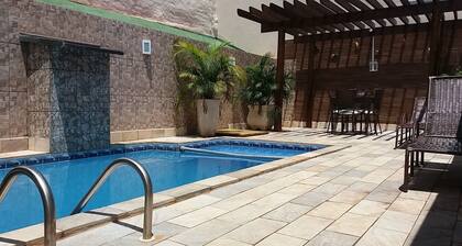 DANIEL SEASON HOUSE- 3 minutes from the park, pool, air, Wi-Fi, billiards and TV.