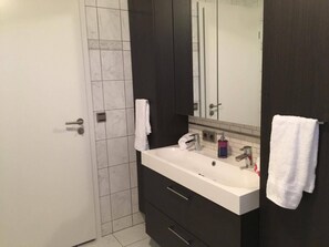 Badewanne, Haartrockner, Bidet, Handtücher