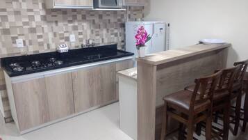 KylskÄp, mikrovÄgsugn, spishÀll och kaffe- och tebryggare