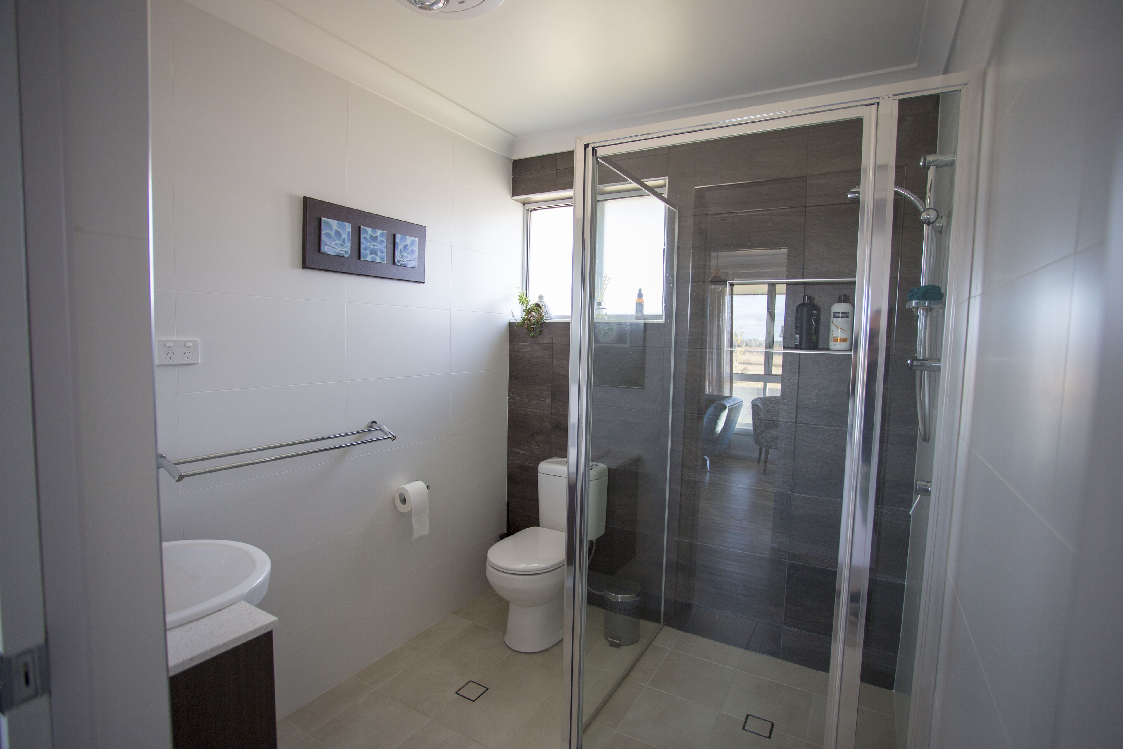 Douche, sèche-cheveux, serviettes fournies, savon