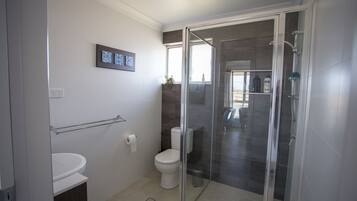 Dusche, Haartrockner, Handtücher, Seife