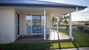 A house with a covered porch, brick exterior, and a view of the surrounding landscape. - "Gindanha" - country getaway (Borenore)