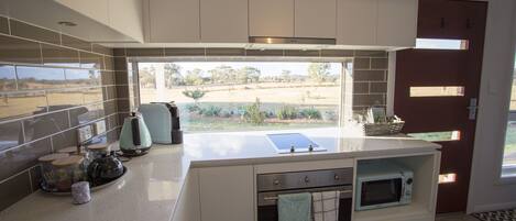 Een koelkast, een microgolfoven, een oven, een kookplaat