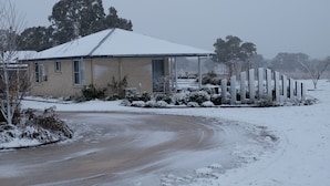 A house with a snow-covered roof and a driveway. - "Gindanha" - country getaway (Borenore)