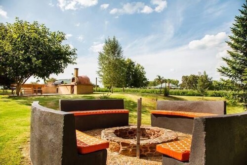 Pizza oven; fire pit; lots of space indoor and outdoor, fires and aircon. Groups