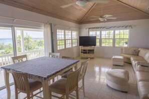 Televisión, reproductor de DVD y estéreo 