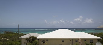 Beach House At Dean's Blue Hole - Walking Distance To The Blue Hole!