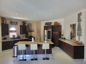 Fridge, microwave, oven, stovetop -  LOOK NO FURTHER...Make This Your Own Private Paradise Getaway!  (Noord)