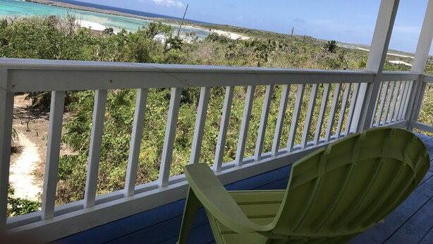 Ein Balkon mit Blick auf Strand und Meer.