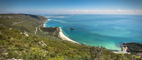 Una spiaggia nelle vicinanze