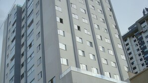 Un immeuble moderne et imposant, doté de nombreux étages et d’une façade plane.
