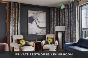 Smart TV, stereo - (Unit 4) 6th Street Suite: 4BR/11Beds - Pool, Rooftop, Garden Bars, Walk to Everything! (Austin)