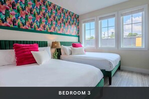 4 habitaciones, escritorio y tabla de planchar con plancha