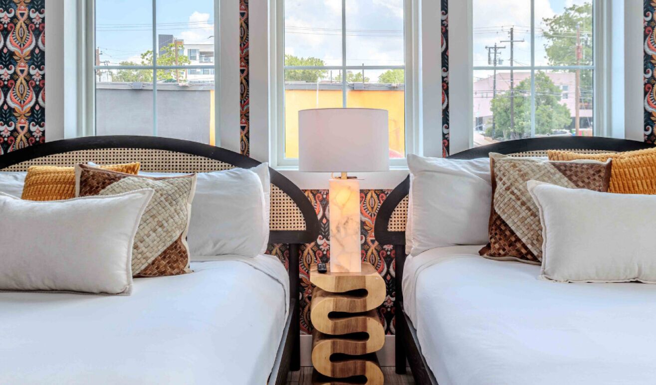 4 makuuhuonetta, työpöytä, silitysrauta/-lauta, vauvan matkasänky