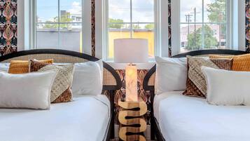 4 chambres, bureau, fer et planche à repasser, lit parapluie