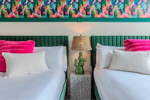 Bureau, fer et planche à repasser, lit parapluie, Wi-Fi gratuit