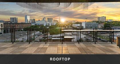 (Unit 4) 6th Street Suite: 4BR/11Beds - Pool, Rooftop, Garden Bars, Walk to Everything!