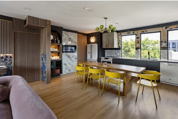 Réfrigérateur, micro-ondes, four, plaque de cuisson